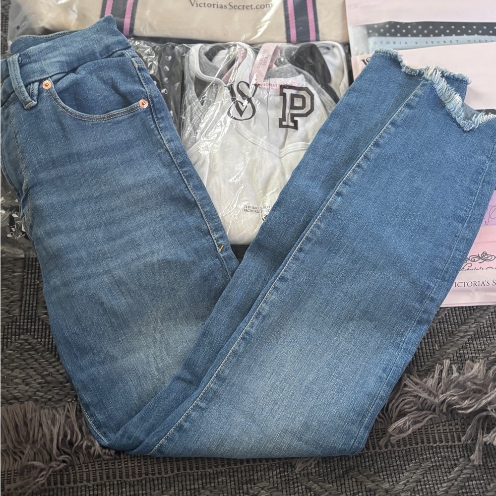 Good American Jeans
Size 4/27
Gently worn 3x